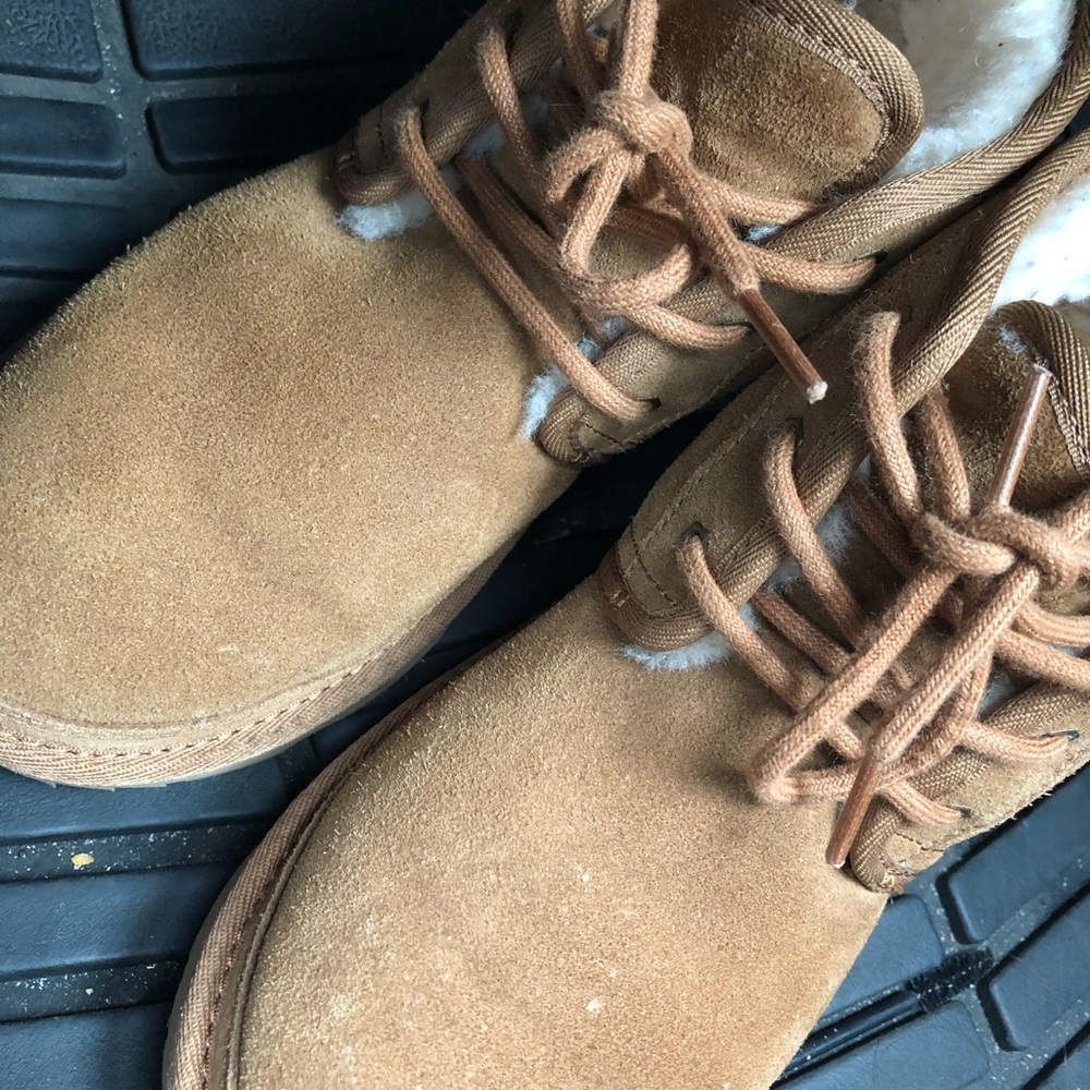 UGG Kids Neumel size 4